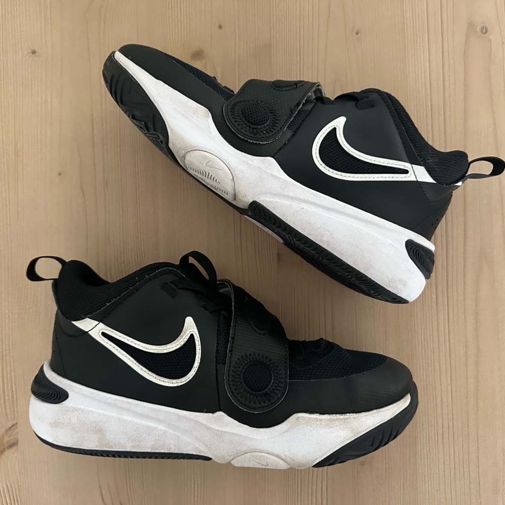 Nike Team Hustle D 11 - Big Boy Sneakers Size 5.5